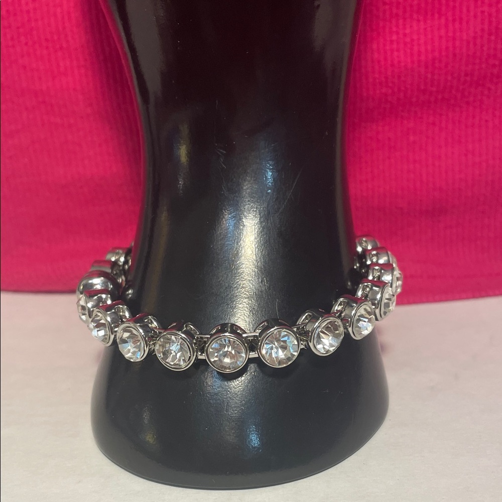 Cable link bracelet Featuring Large solitaire crystals and a magnetic closure. - Picture 5 of 7